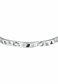 Bracciale in metallico argentato caratterizzato da maglie curve e lisce con ritagli e dettagli neri. Il design è elegante con una finitura lucida.