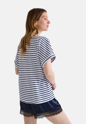 T-shirt en coton rayé avec une coupe décontractée et des manches courtes. Associé à un short en satin navy rehaussé d'une bordure en dentelle noire.