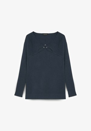 Maglione blu navy con texture a coste, scollatura a V e dettagli decorativi con intaglio nella parte frontale, caratterizzato da due piccole perle.