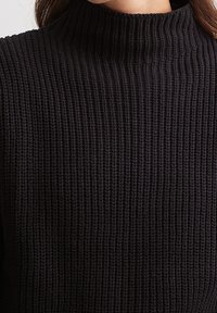 NA-KD Sweter