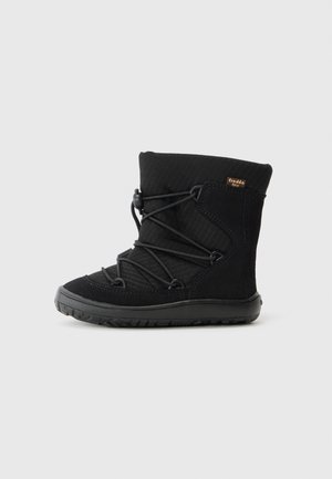 Botte d'hiver noire avec semelle texturée et lacets élastiques réglables, hauteur mi-mollet, tige en tissu doux et petite étiquette de marque en tissu près du haut.