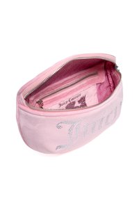 Borsa cosmetica in velluto rosa con lettering in strass argentati. La cerniera aperta rivela una fodera in tessuto rosa e una tasca zip interna aggiuntiva.