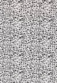 Zwart bloemmotief op een witte textiel, met kleine bloemen en bladeren in een herhaling, ingewikkeld ontwerp. Zachte textuur.
