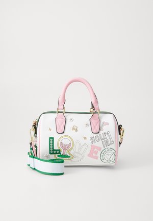 Sac à main blanc avec des poignées roses, une sangle verte et blanche, décoré de patchs et de textes sur le thème du golf, y compris "Hole in 1" et "Love."