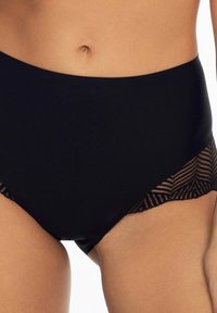 Czarne majtki z wysokim stanem, wykonane z gładkiego materiału, z koronkowym wykończeniem i geometrycznym wzorem na brzegach. Miękka faktura.