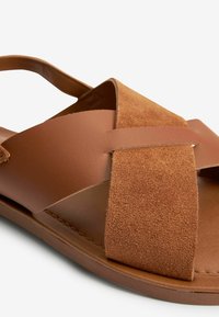Next FOREVER COMFORT CROSSOVER - Sandaalit nilkkaremmillä - tan brown