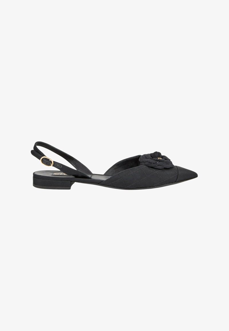 Chaussure plate slingback noire matelassée à bout pointu avec détail de fleur en tissu et boucle dorée sur la bride réglable.