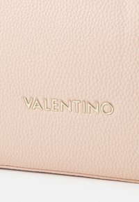 Valentino Bags BRIXTON - Käekott - cipria