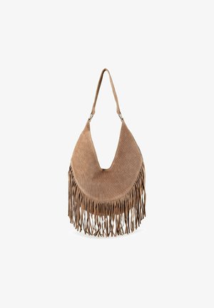 Borsa a tracolla in suede marrone con lunghi dettagli di frange lungo il fondo e una singola tracolla larga con anelli argento.