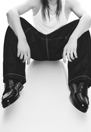 Bershka STUDDED-LOAFERS - Našuchovačky - black