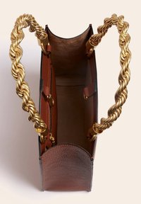 Sac à main en cuir marron avec une finition texturée ; design à ouverture supérieure, poignées tressées en or et doublure intérieure lisse.