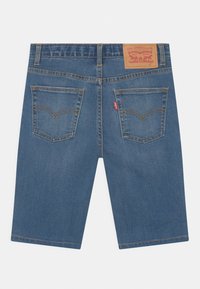 Blaue Jeansshorts mit geradem Schnitt, zwei Gesäßtaschen mit geschwungener Stickerei, einem Lederlabel am Taillenbund und gelben Akzenten.
