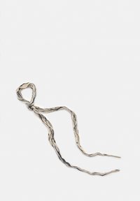 Cravate en tissu torsadé crème et noir, avec une finition douce et texturée. Mesure environ 1,5 mètre de longueur avec des extrémités arrondies.