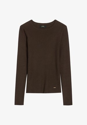 Sweter z długim rękawem, wykonany z ciemnobrązowego prążkowanego dzianiny, z okrągłym dekoltem oraz małym złotym logo marki przy dolnym brzegu po prawej stronie z przodu.