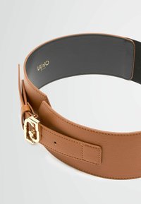 Cintura in pelle marrone chiaro con una superficie liscia e una fibbia quadrata color oro. Presenta un rivestimento nero e una cintura regolabile con fori.