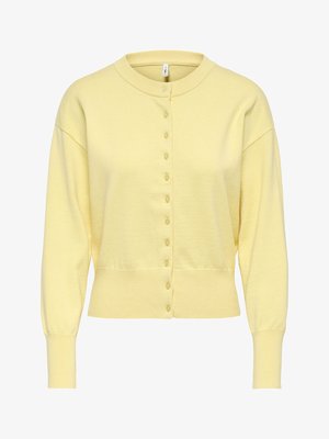 Gelber Cardigan mit rundem Ausschnitt, langen Ärmeln und Knopfleiste vorne. Weiche Textur mit gerippten Bündchen und Saum.