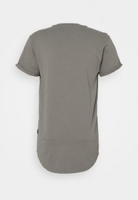 Grå T-shirt med korte ærmer, opkørte ærmer, rund kant og blødt bomuldsstof. Ingen synlig branding eller mønstre på ryggen.