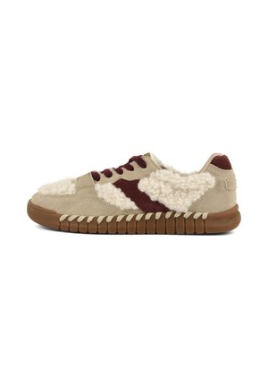 Beiger und brauner Sneaker mit strukturierter Gummisohle, burgunderfarbenen Akzenten und cremefarbenen, flauschigen Stoffeinsätzen an den Seiten und auf der Zunge.