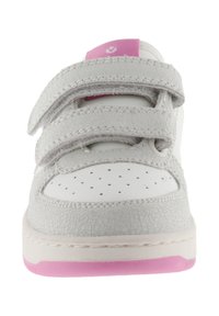 Baskets en cuir gris avec accents blancs, deux sangles Velcro, bout perforé, surface texturée et semelle en caoutchouc rose.