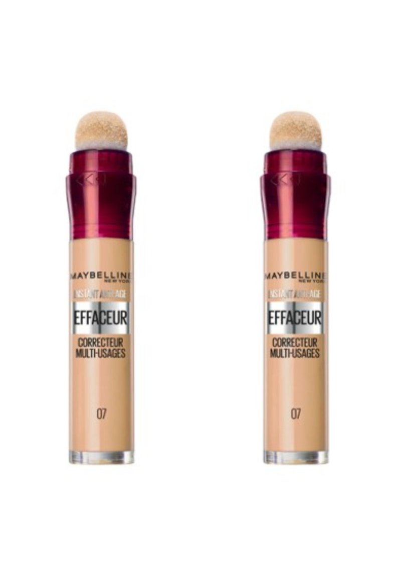 Deux tubes de correcteur Maybelline avec une base transparente et un grand applicateur en mousse arrondi. Les bouchons sont d'un rouge foncé et la teinte du produit est 07.