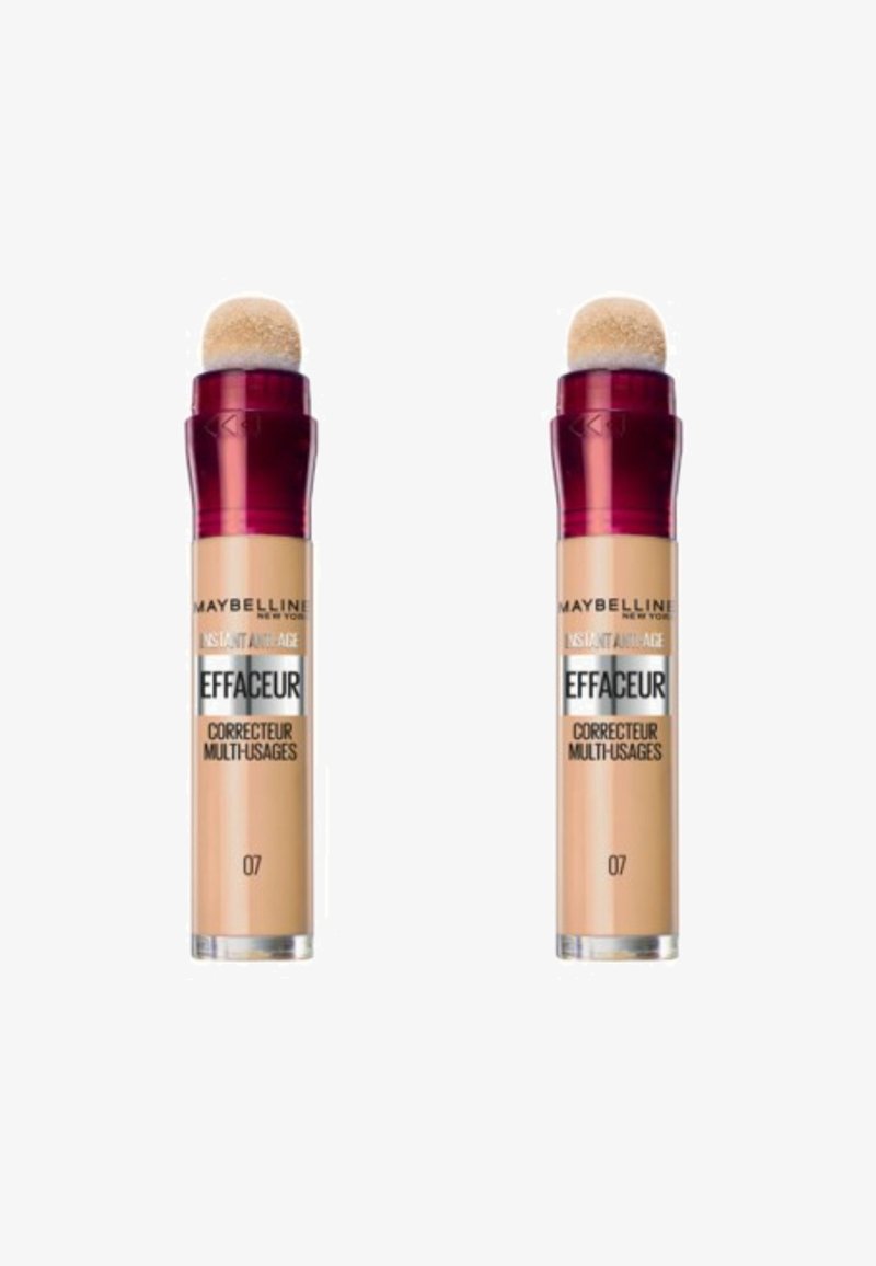 Deux tubes de correcteur Maybelline avec une base transparente et un grand applicateur en mousse arrondi. Les bouchons sont d'un rouge foncé et la teinte du produit est 07.