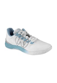 Witte sportieve schoen met blauwe accenten, bovenkant van mesh, vetersluiting, geprofileerde zijkanten en een rubberen zool met kleine perforaties.