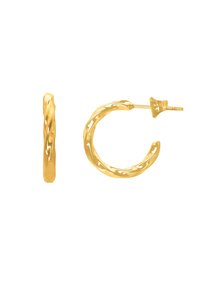 Gouden oorringen met een gedraaid ontwerp. Gladde, glanzende textuur met een veilige sluiting. Cirkelvormig, middelgrote maat.