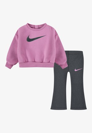 Nike Sportswear SPIRIT SET - Sudadera - vintage green,pink