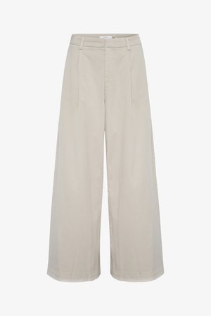 Világos bézs színű, széles szárú nadrág sima anyagból, magas derékkal, két elülső plissé-vel és letisztult, varrott szegélyekkel.