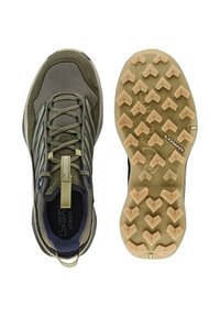 Scarpe da trekking in mesh e suede verde oliva, con suola in gomma marrone texturizzata con motivo di presa e accenti in contrasto blu navy.