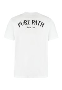 Witte katoenen t-shirt met zwarte tekst "PURE PATH" en "Social Club" op de achterkant, met een standaard ronde hals en korte mouwen.