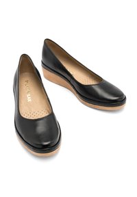Czarne skórzane buty na koturnie z okrągłym noskiem, gładką cholewką i perforowaną wkładką. Podeszwa środkowa ma jasne drewniane wykończenie.