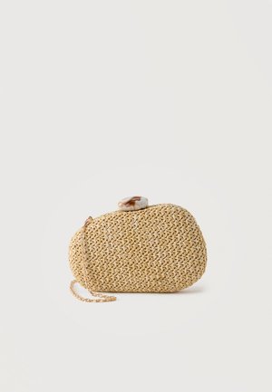 Beige vevd clutch-veske med avrundet form, med marmorerte spenne og tilhørende delikat gullkjede på hvit bakgrunn.