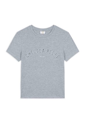 Camiseta de algodón gris con mangas cortas, cuello redondo y texto "CHELSEA PEERS" en un patrón curvado. Etiqueta visible en el interior del cuello.