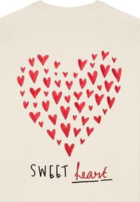 Felpa in cotone color crema con un grande motivo a forma di cuore composto da cuori rossi di diverse dimensioni, con la scritta "SWEET" in nero e "heart" in rosso scritto in corsivo sottostante.