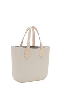 Béžová taška přes rameno vyrobená z hladkého materiálu, s dvěma dlouhými uchy a vzorovaným interiérem. Zapínání na zip nahoře.