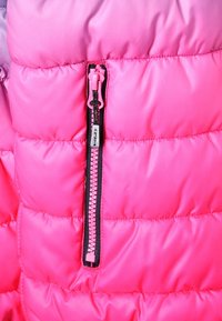 Fuchsia puffjacka med sidogångjärn och svarta detaljer, vatterad textur och en slät, glänsande finish.