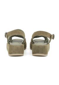 Sandali platform in suede verde oliva con fibbia regolabile alla caviglia e design aperto sul retro, dotati di suola testurizzata per una maggiore aderenza.