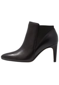 Botín negro de punta afilada con un tacón alto delgado y detalle de panel lateral elástico para poner y quitar fácilmente.