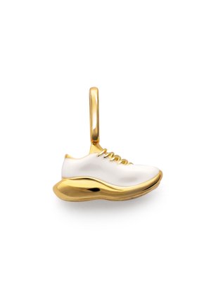 Přívěsek ve tvaru tenisky v zlaté a bílé barvě s kulatým tvarem, detaily tkaniček a hladkou kovovou podrážkou. Navržený jako přívěsek s očkem pro zavěšení.