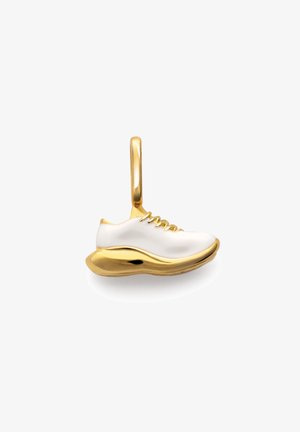 Prívesok v tvare zlatobielej tenisky s oblým tvarom, detailmi šnúrok a hladkou kovovou podrážkou. Navrhnutý ako prívesok s očkom na pripevnenie.