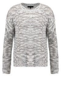 Pull en maille à manches longues avec encolure arrondie dans un motif chiné blanc et gris.