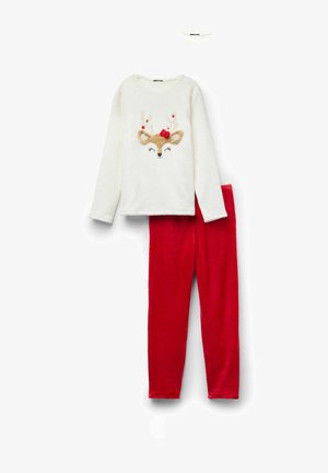 Chemise à manches longues en polaire blanche et douce avec un motif de renne. Pantalon rouge vif en peluche. Les deux pièces sont conçues pour le confort et la chaleur.