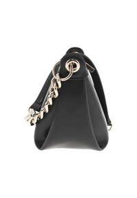 Sac à main en cuir noir avec une forme triangulaire, doté d'une bandoulière en chaîne dorée et d'un accent de matériel circulaire sur le côté.