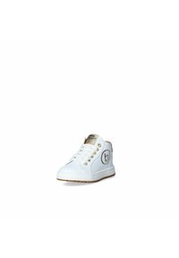 Sneaker bianche con dettagli dorati, caratterizzate da un logo rotondo sul lato, suola in gomma e sei passanti per lacci. Design classico a basso profilo.