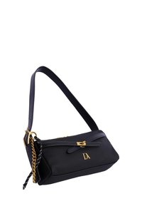 Bolso de tela negra con un logo dorado, cierre de cremallera, asa delgada para el hombro y un acento de cadena. Presenta un detalle de lazo en la parte frontal.