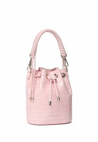 Borsa a secchiello in materiale lucido con stampa coccodrillo rosa. Caratterizzata da una maniglia intrecciata e chiusura a coulisse con dettagli in metallo argentato.