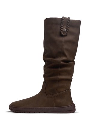Bota plana marrón a media pantorrilla con material superior suave, ligeramente arrugado y ribete cosido en la lengüeta superior.