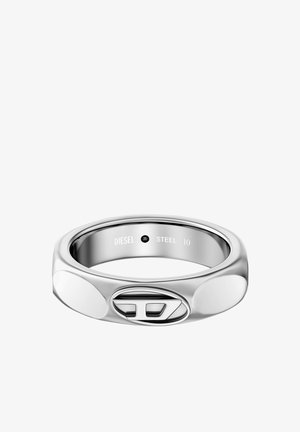 Anello in acciaio Diesel color argento con logo ovale sulla parte anteriore e fascia liscia e arrotondata con la scritta "DIESEL STEEL 10" all'interno.
