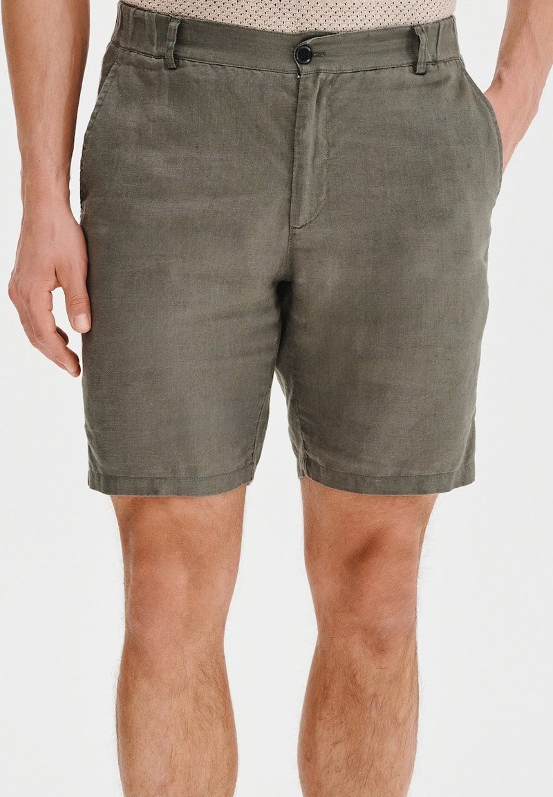 Oliwkowe szorty wykonane z lekkiego materiału, z płaskim przodem, zapięciem na guzik oraz bocznymi kieszeniami, z lekko teksturowanym wykończeniem.